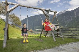 Kinderspielplatz mit Schaukel