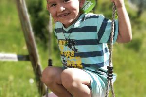 Kinderspielplatz mit Schaukel