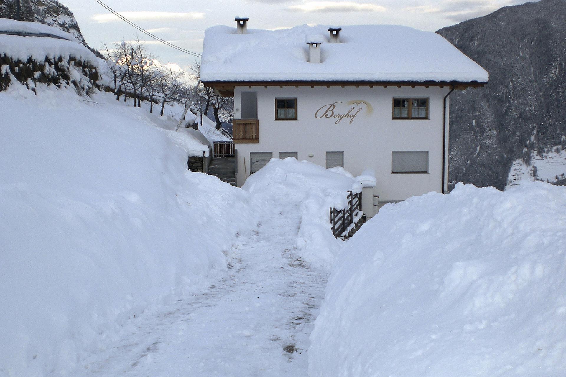 Il Berghof innevato in Val Martello