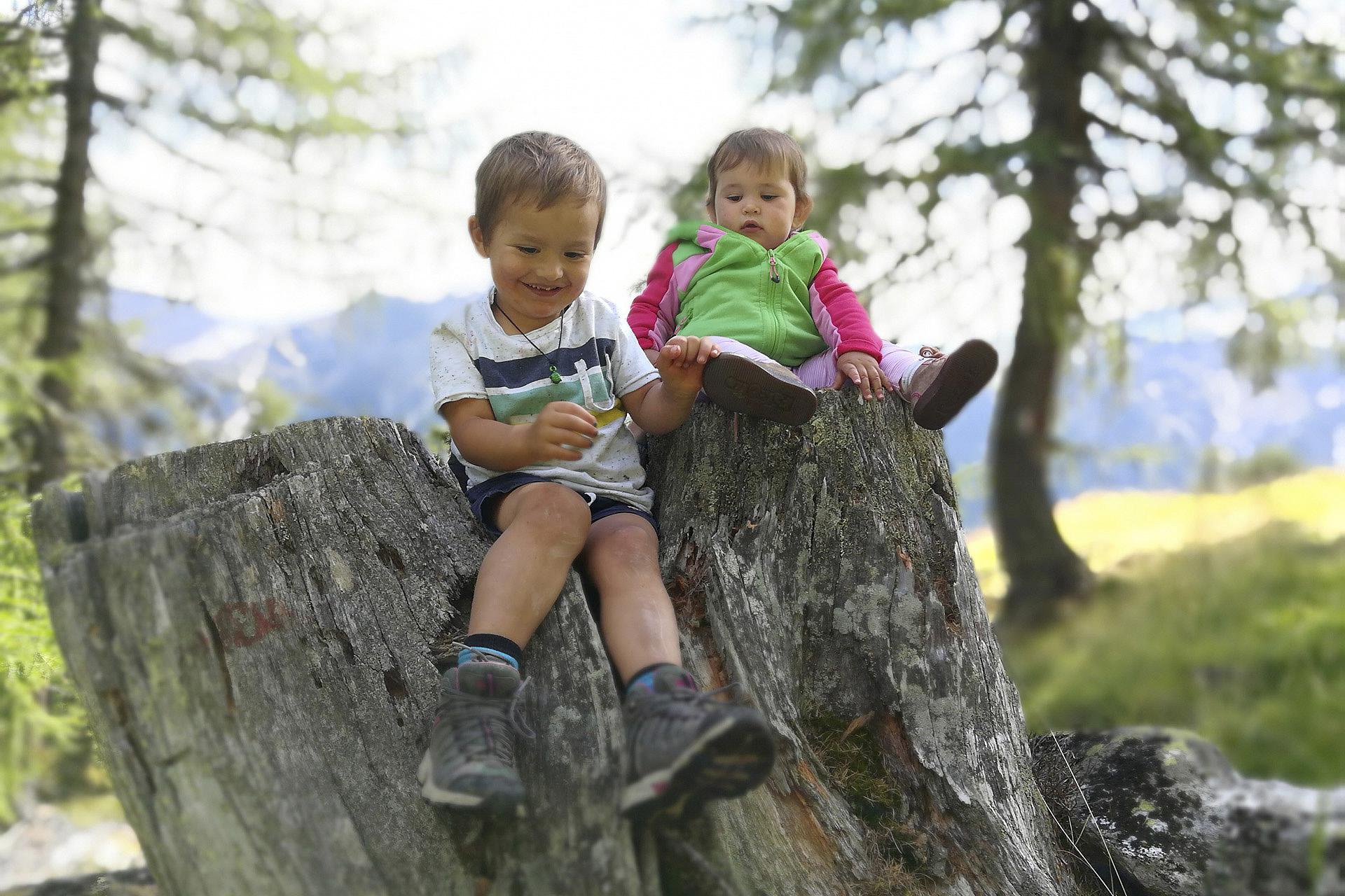 I nostri figli Moritz e Ida che giocano nel bosco